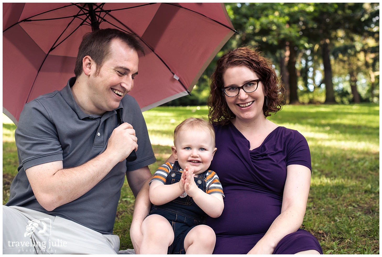 Gender reveal family photography pink umbrella